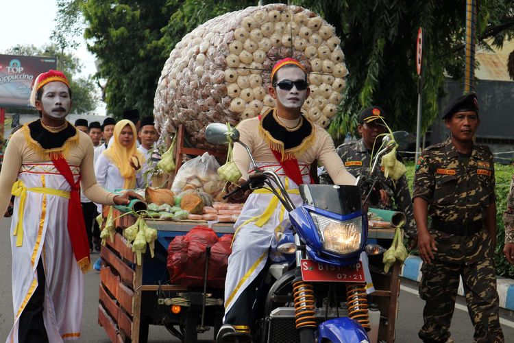 Tumpeng berisi ribuan butir kue apem diarak dari bundaran Ringin Contong menuju alun-alun Jombang Jawa Timur, Jumat (3/5/2019) petang. Menyambut Ramadhan, Pemkab Jombang setiap tahun menggelar kegiatan gerebek apem, sebagai penanda dan pengingat datangnya bulan ramadhan.                   