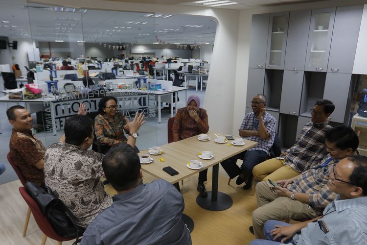 Wali Kota Surabaya Tri Rismaharini (tengah) saat bertandang ke Menara Kompas, Palmerah, Jakarta, Rabu (31/7/2019).