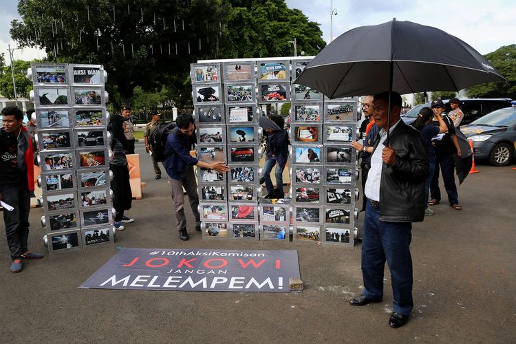 Aktivis HAM dan keluarga korban pelanggaran HAM memperingati 10 Tahun Aksi Kamisan di depan Istana Merdeka, Jakarta, Kamis (19/1/2017). Kamisan sebagai bentuk perlawanan keluarga korban pelanggaran hak asasi manusia dalam melawan lupa telah berlangsung selama 10 tahun sejak aksi pertama di depan Istana Merdeka pada 18 Januari 2007.