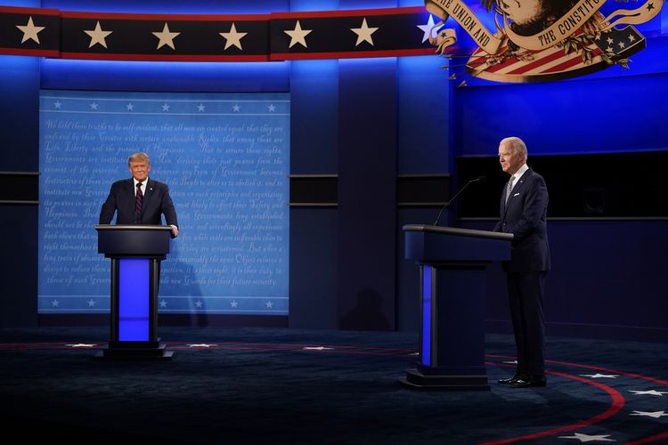 Presiden Amerika Serikat Donald Trump dan kandidat presiden dari Partai Demokrat Joe Biden selama debat perdana Pilpres AS di Case Western University and Cleveland Clinic di Cleveland, Ohio, pada 29 September 2020.