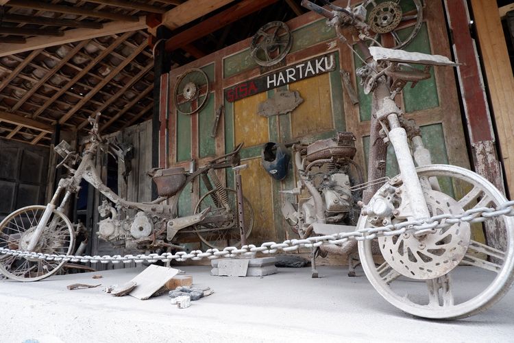 Sisa-sisa motor yang meleleh selain kerangka besinya akibat letusan Gunung Merapi pada 2010. Kerangka sepeda motor ini sekarang ada di Museum Sisa Hartaku, kawasan yang terdampak letusan dan dibiarkan kondisinya sepeerti semula sebagai pengingat. Gambar diambil pada 9 September 2018. 