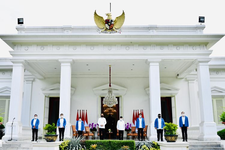 Presiden Joko Widodo (keempat dari kiri) didampingi Wapres Maruf Amin (keempat dari kanan) berfoto bersama dengan enam menteri baru di Kabinet Indonesia Maju Jilid 2 usai diumumkan di Istana Merdeka, Jakarta, Selasa (22/12/2020). Keenam orang calon menteri hasil kocok ulang (reshuffle) tersebut antara lain Tri Rismaharini sebagai Menteri Sosial, Sakti Wahyu Trenggono sebagai Menteri Kelautan dan Perikanan, Yaqut Cholil Qoumas sebagai Menteri Agama, Budi Gunadi Sadikin sebagai Menteri Kesehatan, Sandiaga Salahudin Uno sebagai Menteri Pariwisata dan Ekonomi Kreatif serta M Lutfi sebagai Menteri Perdagangan. 