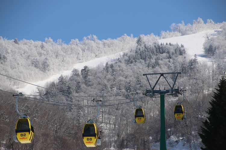 Kereta gantung di resor ski, Hokkaido, Jepang.