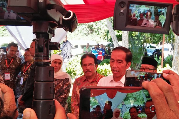 Presiden Joko Widodo (Jokowi) usai acara pembagian sertifikat di GOR Tri Dharma, Gresik, Jawa Timur, Kamis (20/6/2018).