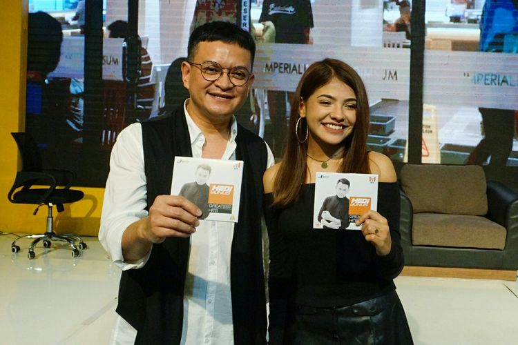 Penyanyi Hedi Yunus dan rekan duetnya, Sara Fajira dalam peluncuran album Hedi Yunus Greatest Hits di Atrium Plaza Semanggi, Jakarta Selatan, Senin (8/4/2019).