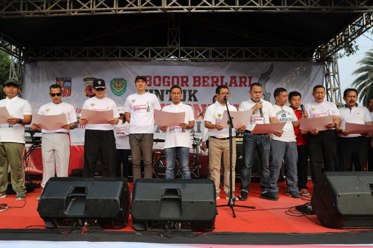 Sejumlah unsur Muspida Kota Bogor membacakan deklarasi penolakan aksi kekerasan dan kerusuhan dalam acara Bogor Berlari Untuk Indonesia Damai di area CFD, Jalan Sudirman, Bogor, Jawa Barat, Minggu (23/6/2019).