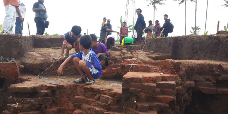 Suasana ekskavasi situs di lokasi proyek Tol Pandaan-Malang seksi 5 kilometer ke-37 Desa Sekarpuro, Kecamatan Pakis, Kabupaten Malang, Senin (18/3/2019)