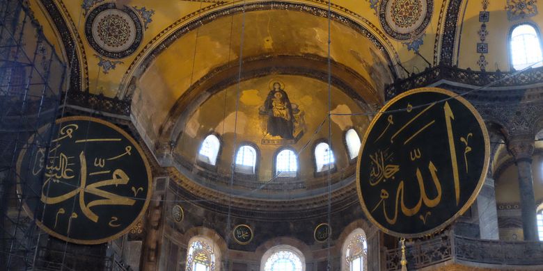 Interior Hagia Sophia di Turki.