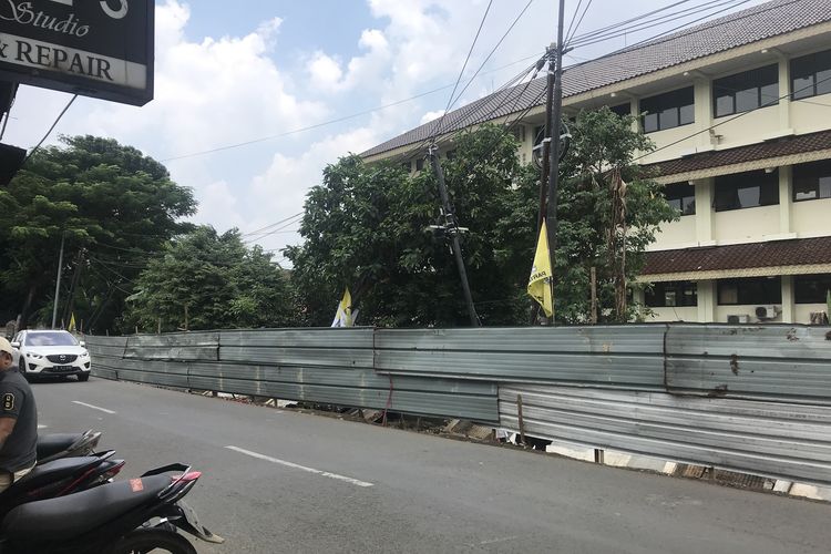 Sebuah tembok sepanjang 10 meter di Kawasan GOR Ragunan roboh, Selasa (2/4/2019). Beberapa tiang listrik ikut miring akibat robohnya tembok itu. Tembok tersebut terletak di belakang SMP dan SMA Olahraga Ragunan. 