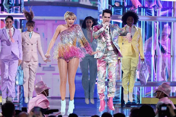 Penampilan Taylor Swift bersama Brendon Urie di panggung Billnoard Music Awards 2019.