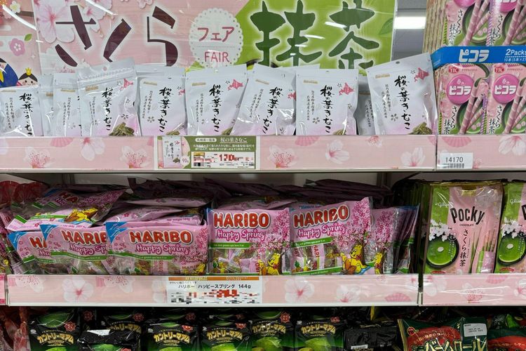 Pada Sakura Matcha Fair yang diadakan saat gambar ini diambil, produk-produk yang bertemakan sakura dan matcha dijual. Mereka membawa nuansa kedatangan musim semi.