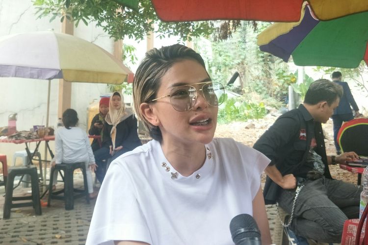 Artis peran yang juga pembawa acara Nikita Mirzani saat ditemui di Pengadilan Agama Jakarta Selatan, Senin (12/8/2019).