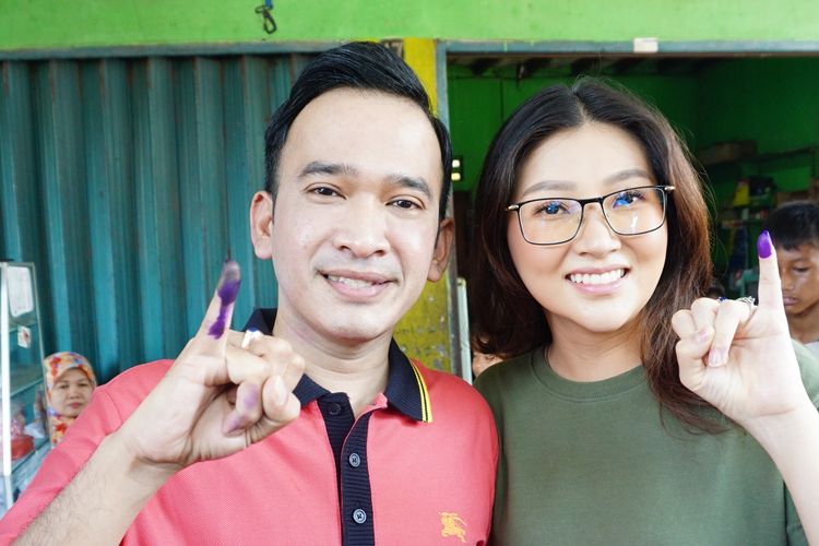 Pembawa acara Ruben Onsu bersama istrinya, Sarwendah Tan setelah melakukan pemungutan suara di TPS 80, Rempoa, Jakarta Selatan, Rabu (17/4/2019).