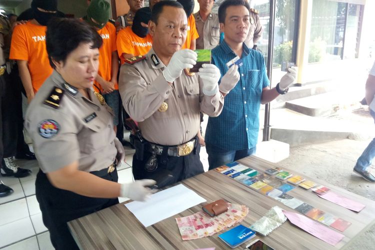 Kapolsek Bandung Wetan Kompol Budi Triyono tengah memperlihatkan barang bukti puluhan kartu ATM, Selasa (2/4/2019).