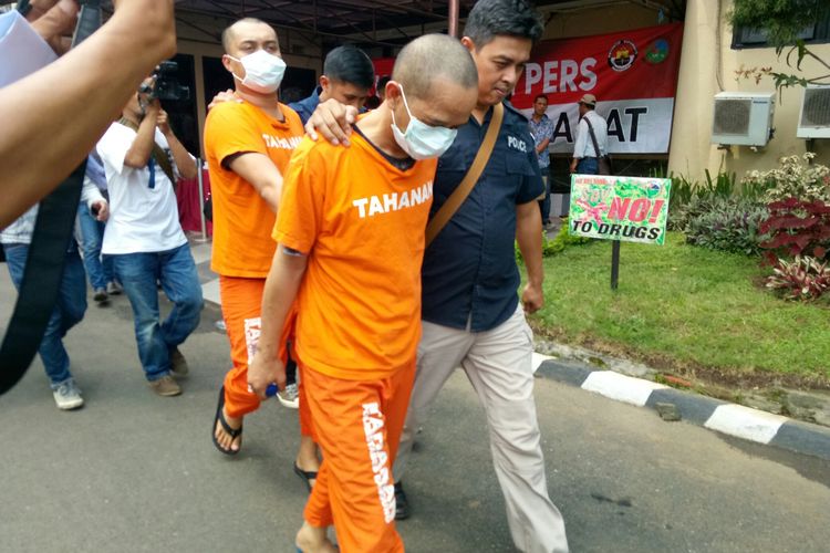 Tersangka AM salah satu caleg DPRD Kota Bandung dan rekannya C tengah diboyong petugas kepolisian ke dalam tahanan. AM ditangkap lantaran menggunakan narkoba jenis sabu, Senin (8/4/2019). 