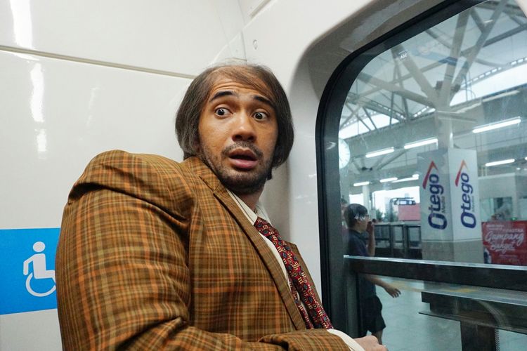 Artis peran Reza Rahadian yang berdandan ala Bossman di My Stupid Boss 2 mengagumi kecanggihan fasilitas MRT di MRT Jakarta rute Bundaran HI-Lebak Bulus, Jumat (29/3/2019).