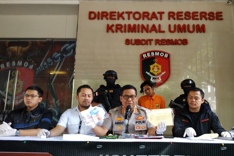 Kabid Humas Polda Metro Jaya Kombes Argo Yuwono (tengah) ketika melakukan konferensi pers di Polda Metro Jaya pada Selasa (2/7/2019). 