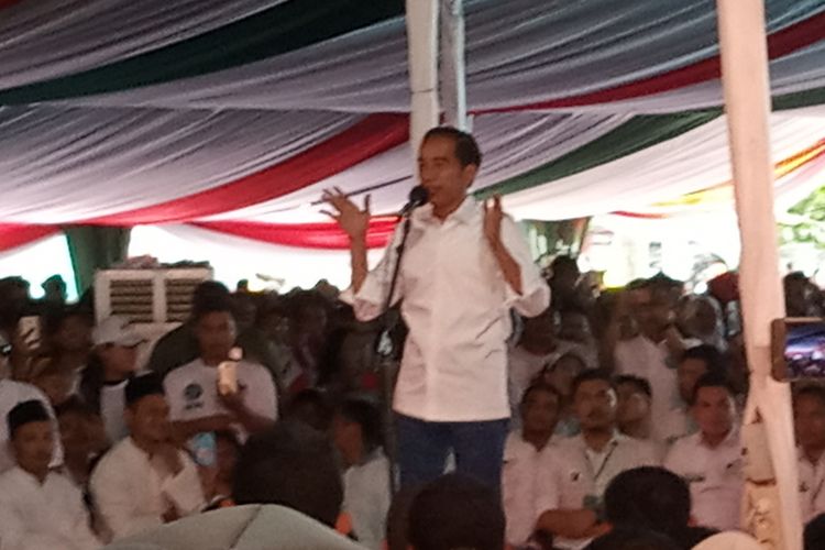 Calon presiden nomor urut 01 Joko Widodo memberi orasi politiknya di hadapan pendukungnya di Sentul Bogor Jawa Barat, Jumat (12/4/2019)