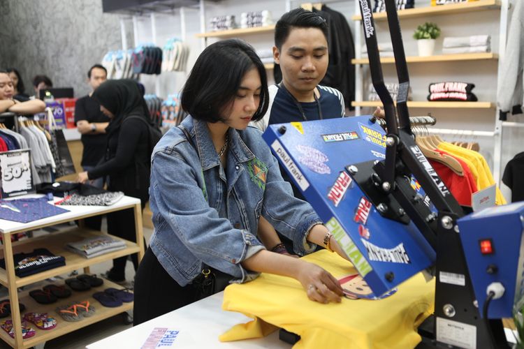 Pelanggan menjajal DIY di gerai Paul Frank, Grand Indonesia, Jakarta, Jumat (14/5/2019).
