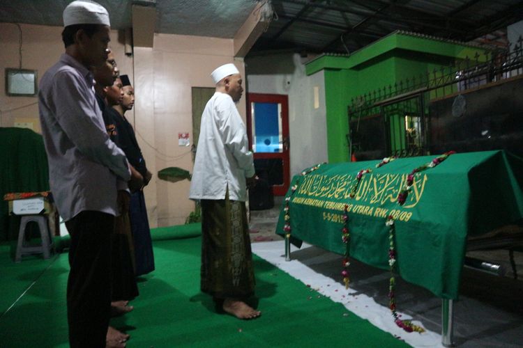 Sejumlah pentakziyah menggelar shalat mayit di dekat jenazah Sulaimatul Azizah, Jumat (26/4/2019). Jenazah mahasiswa Unhasy itu akan dimakamkan di pemakaman Tebuireng Jombang, Sabtu (27/4/2019) pagi.