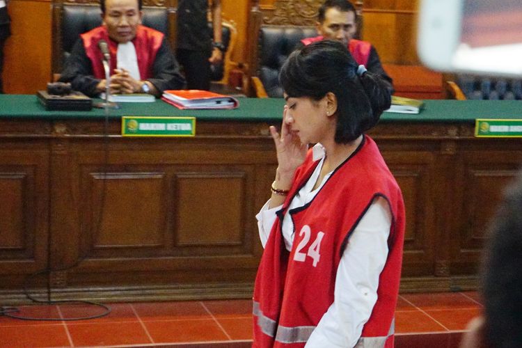 Artis peran Vanessa Angel menangis usai mendengarkan vonis atas dirinya di Pengadilan Negeri Surabaya, Rabu (26/6/2019).