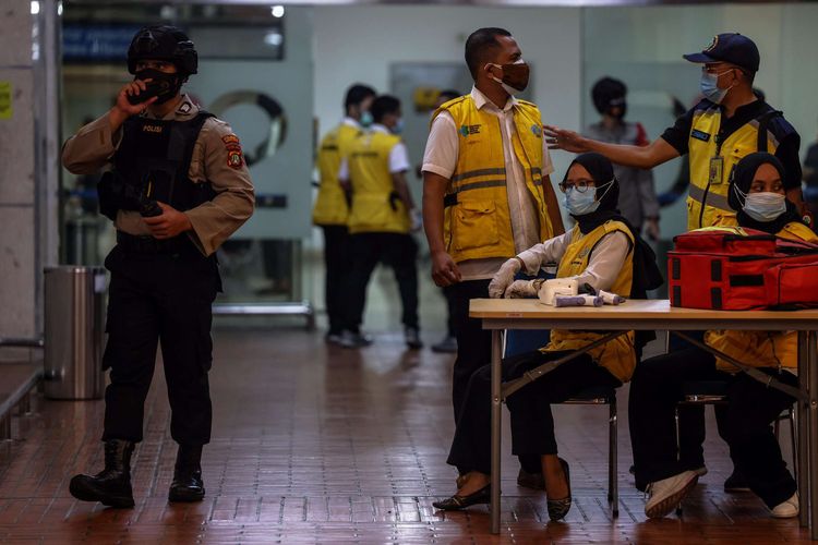 Suasana di Posko Crisis Center Sriwijaya Air SJ 182 di Terminal kedatangan 2D, Bandara Soekarno-Hatta, Sabtu (9/1/2020). Pesawat Boeing 737-500 Sriwijaya Air dengan nomor penerbangan SJ182 dilaporkan hilang kontak setelah take off dari Bandara Soekarno-Hatta, Cengkareng, pada Sabtu (9/1/2021) sore.