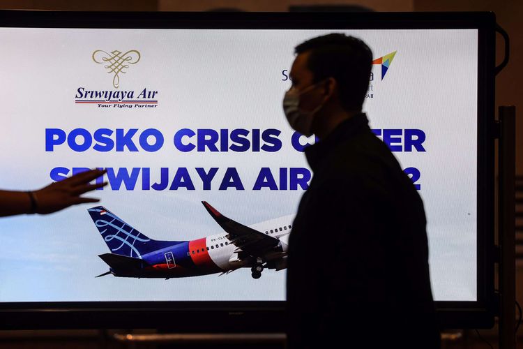 Suasana di Posko Crisis Center Sriwijaya Air SJ 182 di Terminal kedatangan 2D, Bandara Soekarno-Hatta, Sabtu (9/1/2020). Pesawat Boeing 737-500 Sriwijaya Air dengan nomor penerbangan SJ182 dilaporkan hilang kontak setelah take off dari Bandara Soekarno-Hatta, Cengkareng, pada Sabtu (9/1/2021) sore.