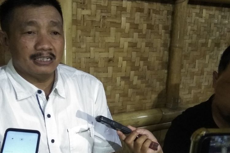 Pengacara Wali Kota Tasikmalaya Budi Budiman, tersangka KPK, Bambang Lesmana, saat diwawancara wartawan, Minggu (12/5/2019).