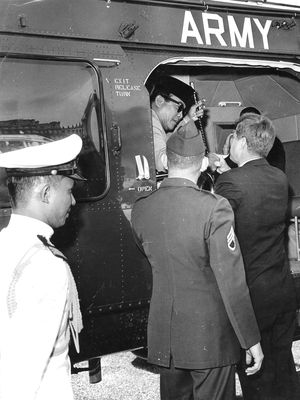 Presiden Kennedy mengucapkan selamat tinggal kepada Presiden Sukarno dari Indonesia ketika dia pergi dengan helikopter dari rumah putih ke pangkalan Andrews Airforce di mana dia naik pesawat angkut jetnya ke Meksiko. 