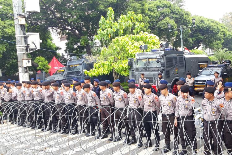 Polisi tetap siaga dan berjaga di depan KPU, Jakarta Pusat, Selasa (21/5/2019)