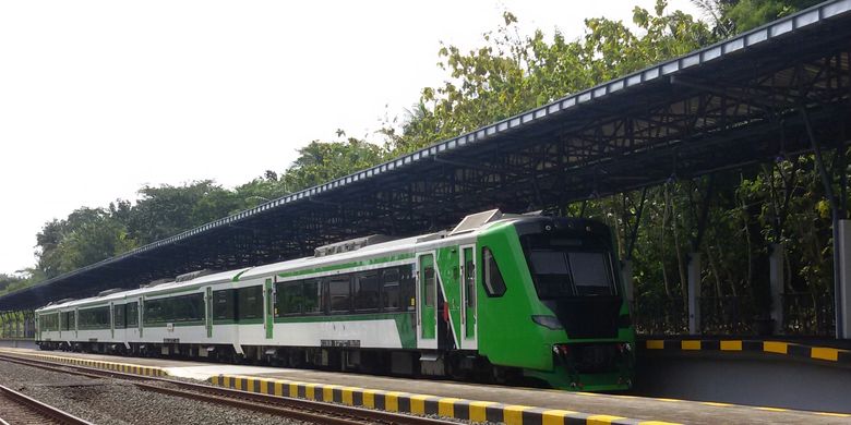 KA Bandara yangmenghubungkan pengguna YIA dengan Kota Yogyakarta. Kereta terhubung antara Stasiun Wojo di Desa Wojo, Kecamatan Bagelen, Purworejo, Jawa Tengah dengan Stasiun Maguwo di Yogyakarta. Jadwal KA ini masih mengikuti kepadatan penerbangan YIA.