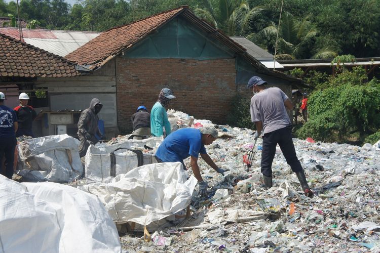 Sejumlah warga tengah mengangkut sampah plastik, yang merupakan ekses sampah impor yabg didatangkan PT Pindo Deli Pulp and Paper Mills 3, Senin (20/5/2019).