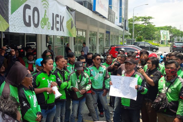 Solidaritas Driver Go-Jek Solo Raya unjuk rasa menuntut manajemen Go-Jek membatalkan tarif jarak pendek di Kantor Go-Jek Solo Baru, Grogol, Sukoharjo, Jawa Tengah, Rabu (13/3/2019).
