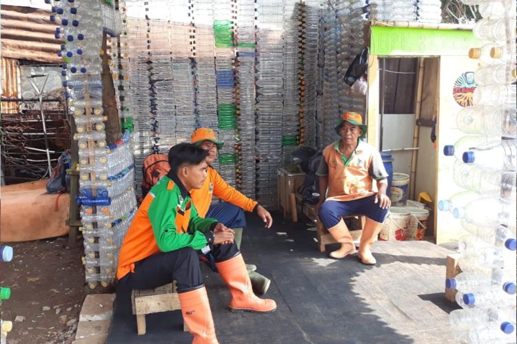 Para petugas beristirahat di rumah plastik Pos Gerojokan, Pekayon, Pasar Rebo, Jakarta Timur yang dibentuk oleh UPK Badan Air Dinas Lingkungan Hidup DKI Jakarta 