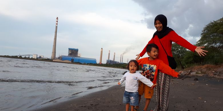 Pantai Bohay di pinggir Jalur Pantura menawarkan pemandangan laut dengan latar bangunan gagah PLTU Paiton.