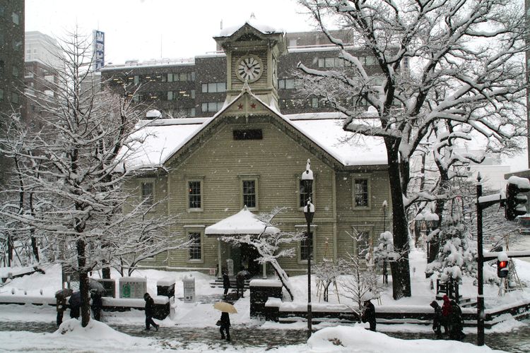 Sapporo Clock Tower saat musim dingin 2008, Hokkaido, Jepang.