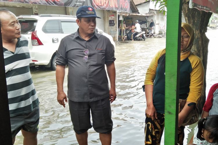 Camat Benjeng Arip Wicaksono (kiri) saat mendampingi Wakil DPRD Gresik Nur Qolib, saat menemui warga terdampak banjir.