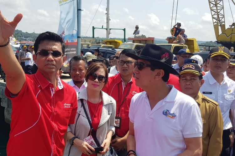 Direktur Network Telkomsel Iskriono Windiarjanto ketika mendampingi Menteri Hukum dan HAM Yasonna Laoly, yang juga menjabat Ketua Panitia Nasional Sail Nias 2019, pada rangkaian kegiatan kunjungan kesiapan Sail Nias Senin (19/8).