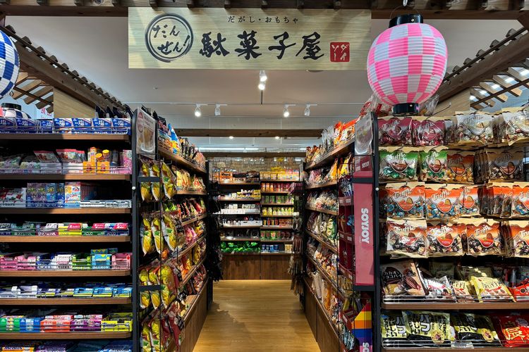 Beragam camilan yang ada di dagashi-ya Daiso di Marronnier Gate Ginza 2.