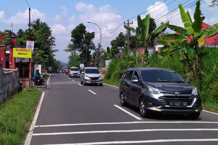 Lalu lintas di jalur Purbalingga-Pemalang, Jawa Tengah.