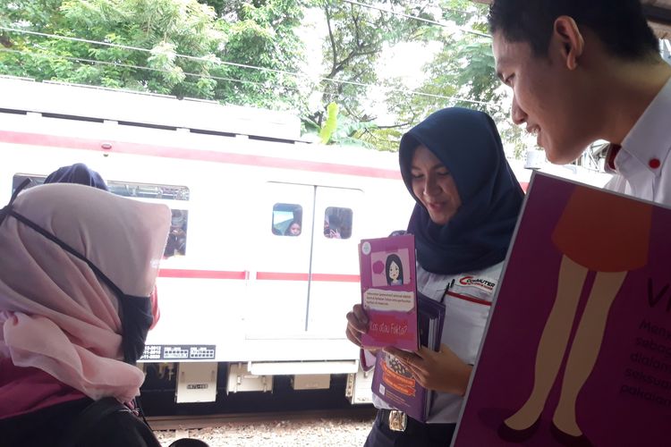 Petugas PT KCI saat melakukan kampanye pencegahan pelecehan seksual di Stasiun Sudirman, Selasa (12/3/2019)