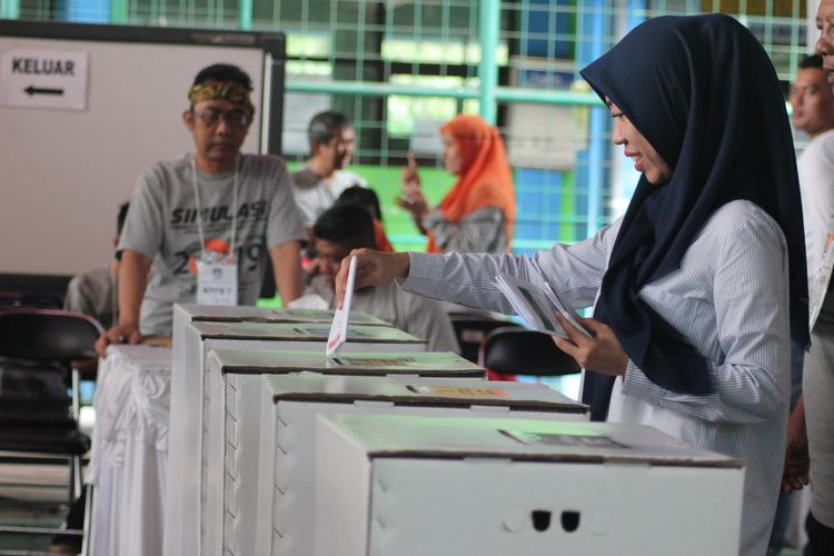 PEMILIH MENGAMBANG ? Kegiatan simulasi pencoblosan Pemilu 2019 yang dilakukan KPU Cianjur di Joglo, Cianjur, Jawa Barat beberapa waktu lalu. Sejumlah pemilih pemula mengaku tidak tahu akan mencoblos siapa di Pemilu 2019 pada 17 April mendatang.