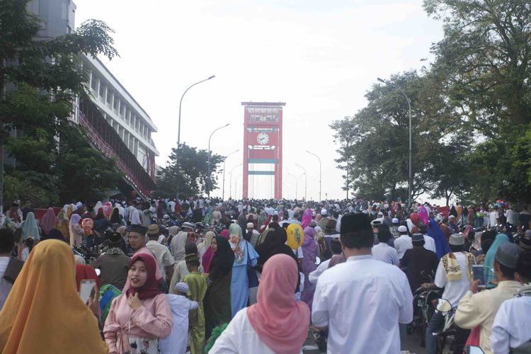 Suasana setelah shalat Idul Fitri diatas jembatan Ampera nampak dipenuhi warga Palembang. Jembatan ini ditutup sejak pukul 06.00WIB dan kembali dibuka setelah pelaksanaan shalat selesai, Rabu (5/6/2019).