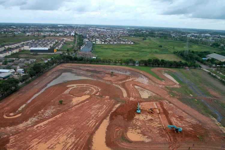 Lokasi pembangunan sirkuit Motocross Grand Prix (MXGP) di kompleks OPI Mall, Jakabaring Palembang, Sumatera Selatan masih dalam proses pengerjaan, Kamis (13/6/2019).