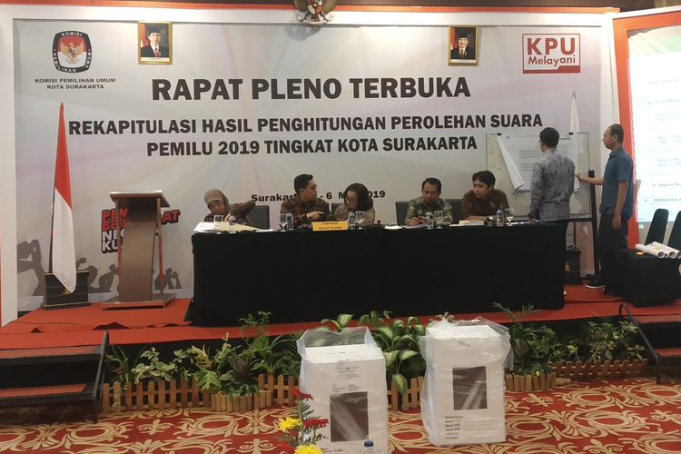 Proses rekapitulasi penghitungan perolehan suara Pemilu 2019 yang dilaksanakan KPU Surakarta di The Sunan Hotel Solo, Jawa Tengah, Minggu (5/5/2019).