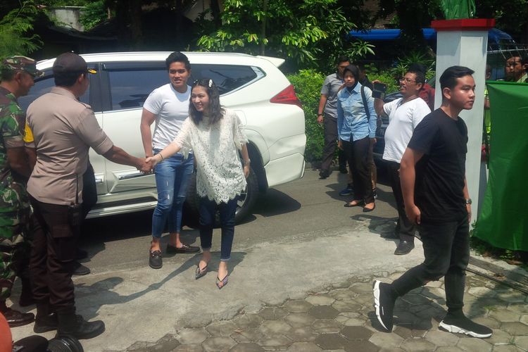 Gibran Rakabuming Raka beserta istri Selvi Ananda dan Kaesang tiba di TPS 38 Manahan, Solo, Jawa Tengah, Rabu (17/4/2019).