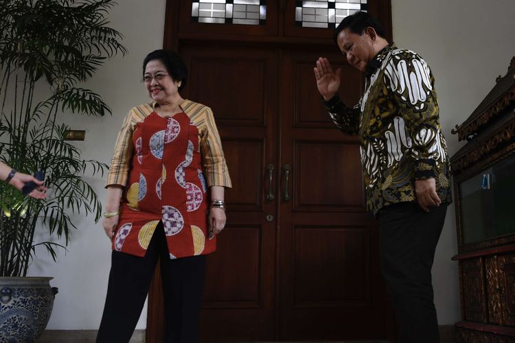 Ketua Umum Partai Gerindra Prabowo Subianto (kanan) berpamitan kepada Ketua Umum PDI Perjuangan Megawati Soekarnoputri (kiri) usai menggelar pertemuan tertutup di Jakarta, Rabu (24/7/2019). Pertemuan kedua tokoh nasional bersama sejumlah elit Partai Gerindra dan PDI Perjuangan tersebut dalam rangka silaturahmi pasca Pemilu Presiden 2019.