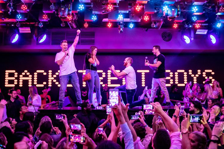 Nick Carter dan Howie Dorough The Backstreet Boys membantu seorang penggemar melamar kekasihnya, Rabu (14/8/2019) waktu AS.