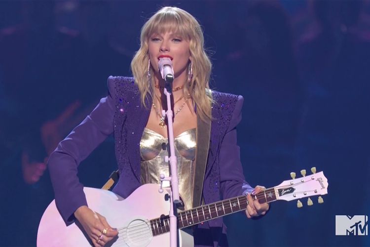 Taylor Swift menyanyikan lagu Lover di MTV Video Musik Awards, Senin (26/8/2019).