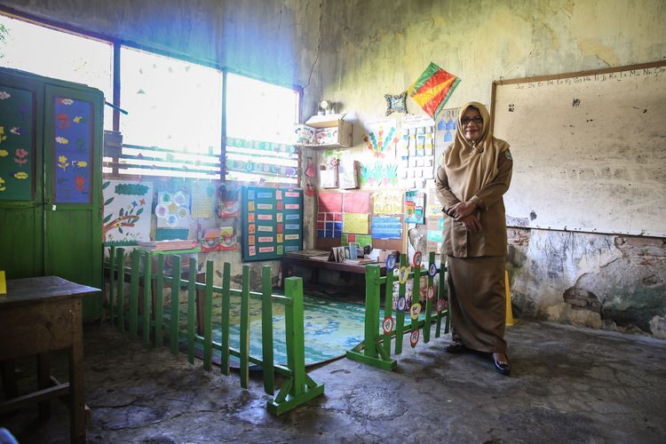 Ilustrasi. Nurdiana, guru kelas 1 SDN Sarikalampa di Kabupaten Bima, Nusa Tenggara Barat.